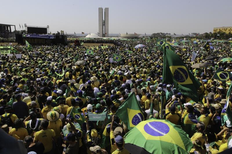 Manifestantes pró-governo participam de ato na Esplanada dos Ministérios
