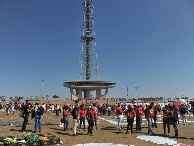 Manifestantes com orientações contrárias ao governo se concentram em Brasília