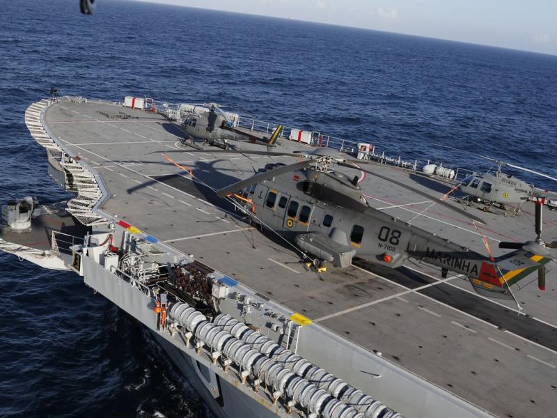 Helicópteros das três Forças Armadas, realizam manobras no Navio-Aeródromo