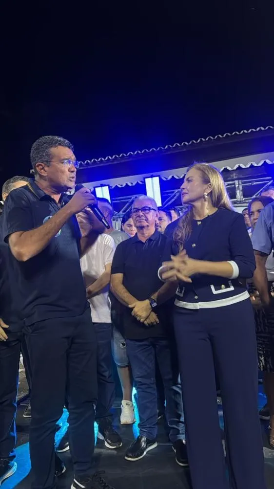 Neste momento, Lahesio Bonfim discursa na casa de Maura Jorge, em Lago da Pedra: