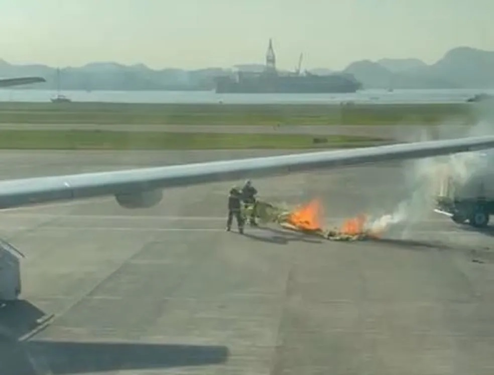Balão cai sobre avião estacionado no Aeroporto Santos Dumont e pega fogo na pista