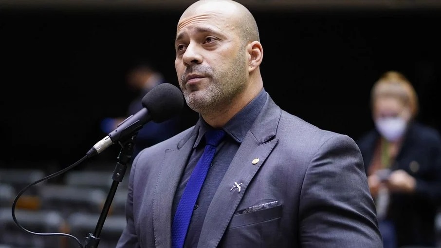 Moraes determina a execução imediata da pena de prisão imposta a Daniel Silveira