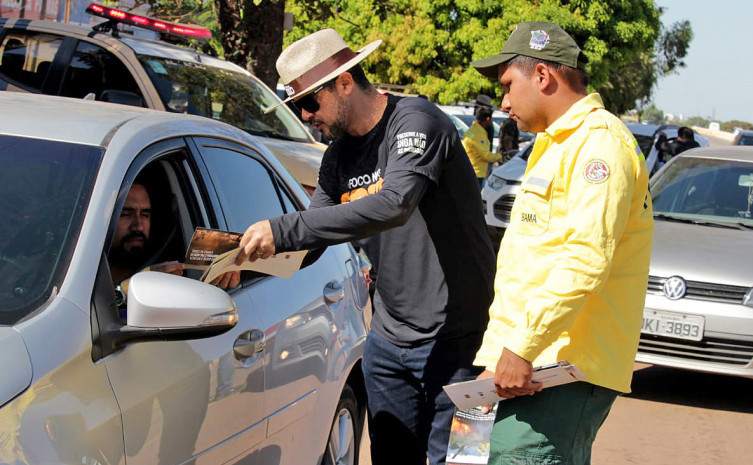Governo do Tocantins realiza blitz educativa no perímetro urbano TO-050 para alertar motoristas sobre os riscos das queimadas