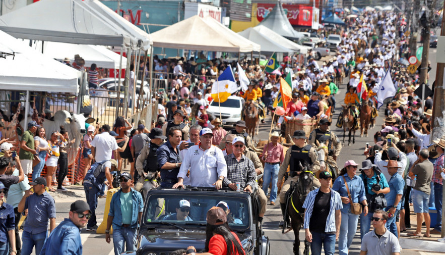 Em Araguaína, governador em exercício Laurez Moreira prestigia cavalgada; evento faz parte da programação da Exposição Agropecuária