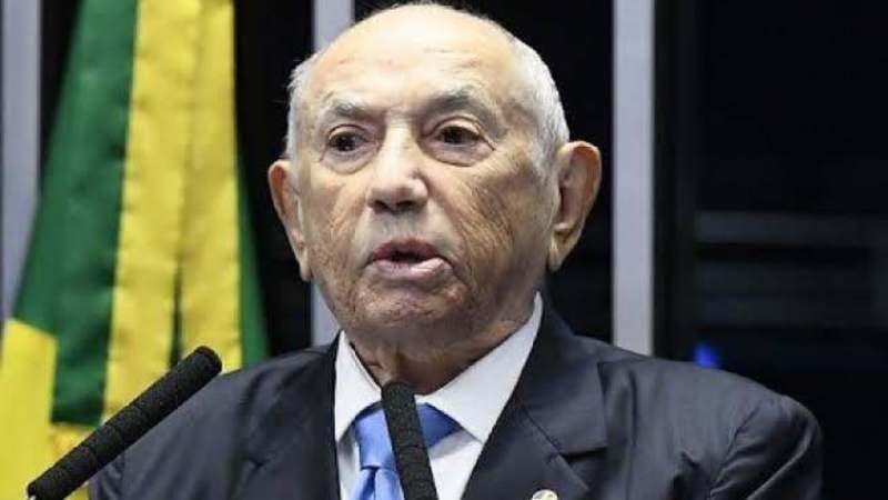 x-governador do Tocantins, Siqueira Campos, recebe atendimento médico após dores no peito