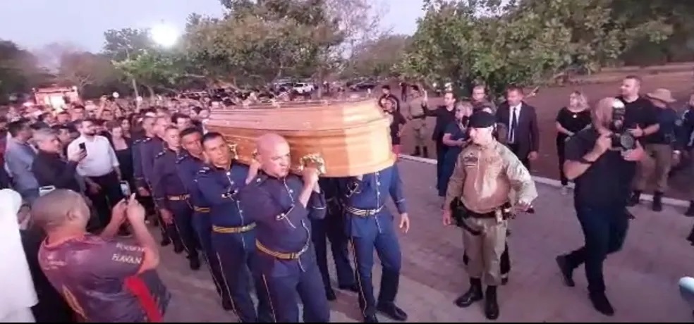 Com homenagens e aplausos, ex-governador Siqueira Campos é enterrado em Palmas