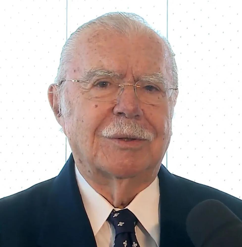 Sarney é internado após cair em casa; quadro é estável, diz família