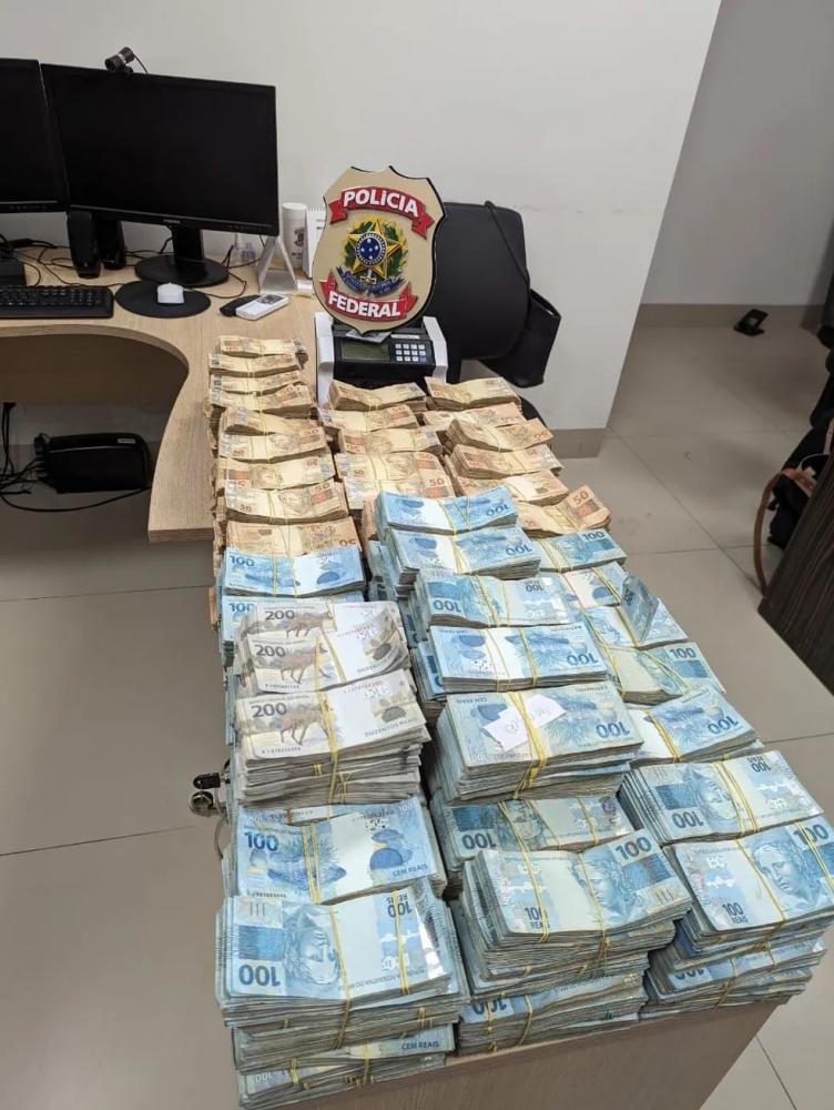 Dinheiro encontrado em caixas e bolsas durante operação que investiga contratos da prefeitura soma mais de R$ 3,6 milhões