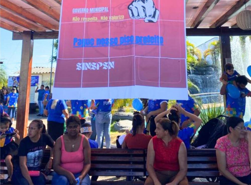 Professores realizam ato público e cobram prefeito Alexandre Farias implementação do piso do magistério