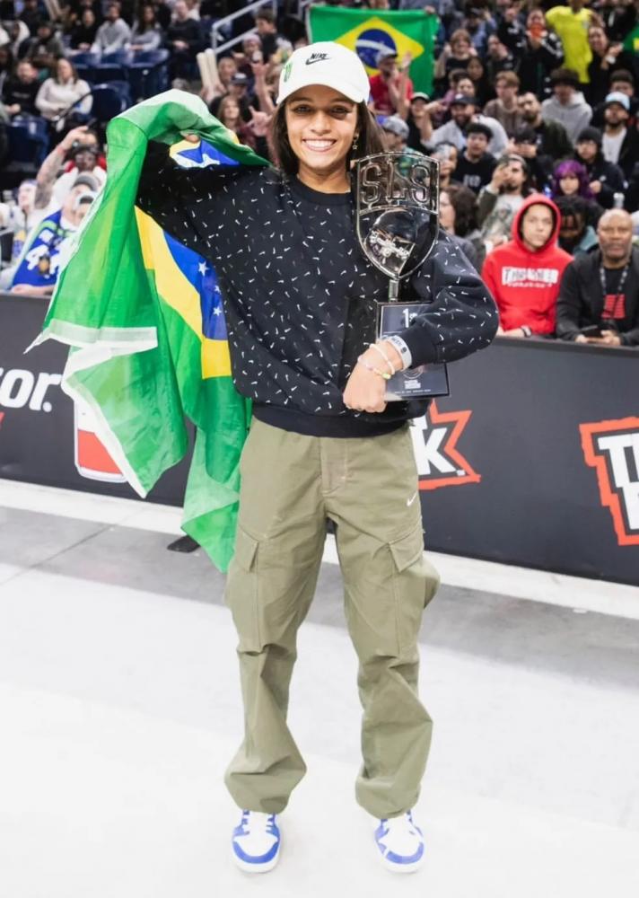 Rayssa Leal e Kelvin Hoefler são campeões da SLS em Chicago